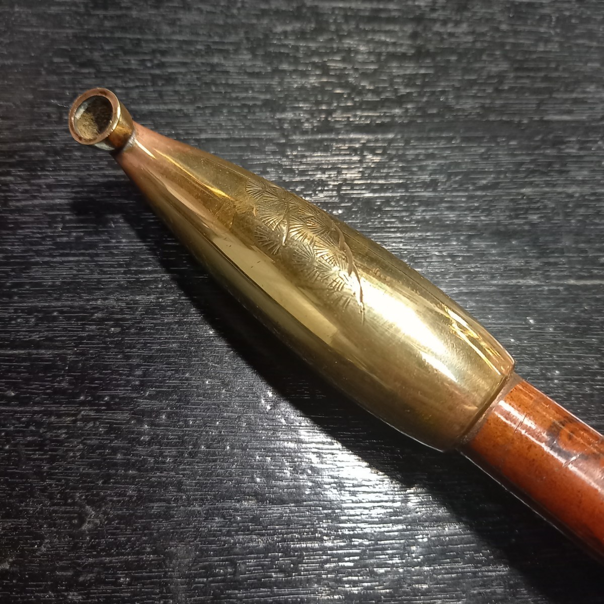 前金具 一式 前金具 目貫 煙草入れ 煙管 骨董 銀 銅 真鍮 彫金 金工 真鍮製彫金喧嘩煙管 彫金師 高玉斎一久 銘有り 時代物 骨董品 キセル