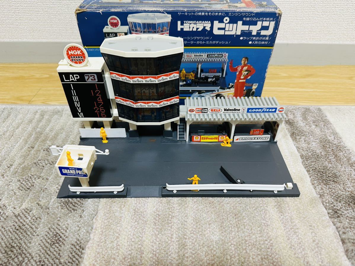 新品未使用品　希少　当時物 トミカラマ　ピットイン トミカラマ ピットイン トミカタウンTOMY 人形4体 レトロ レーシング