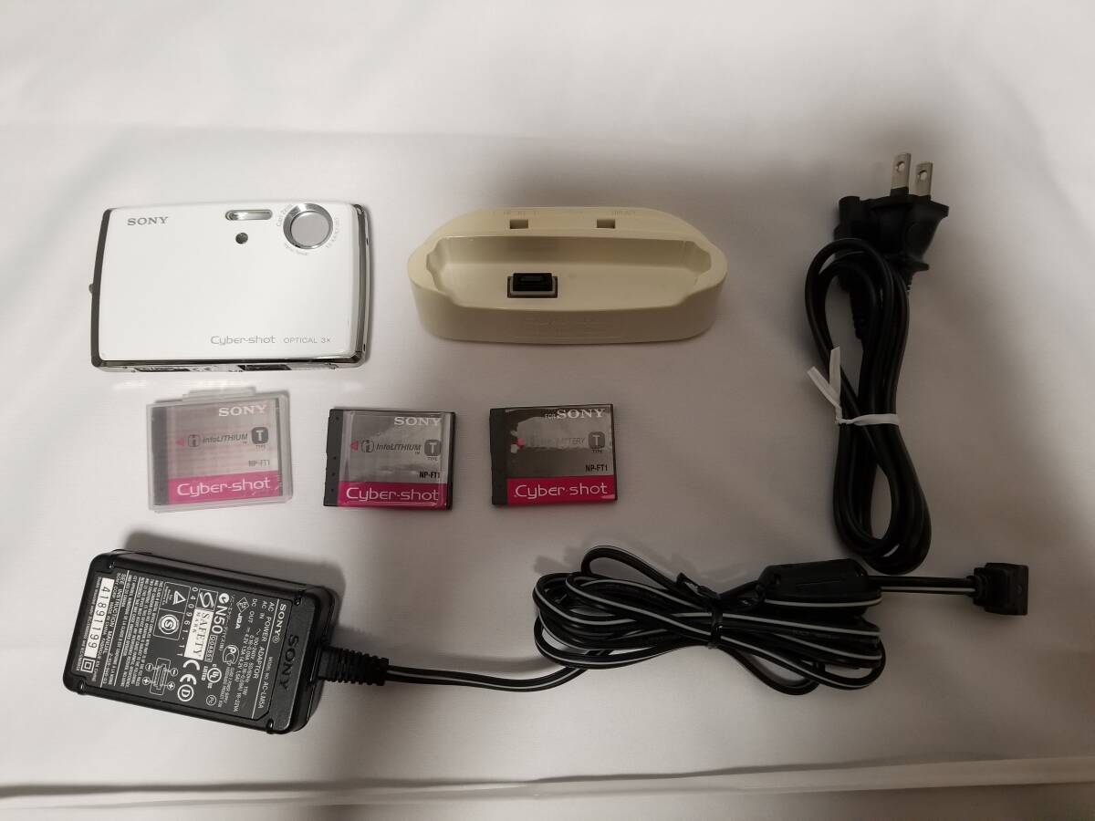 ソニー SONY Cyber-Shot DSC-T33(ホワイト)、バッテリー3個、その他充電台等_1