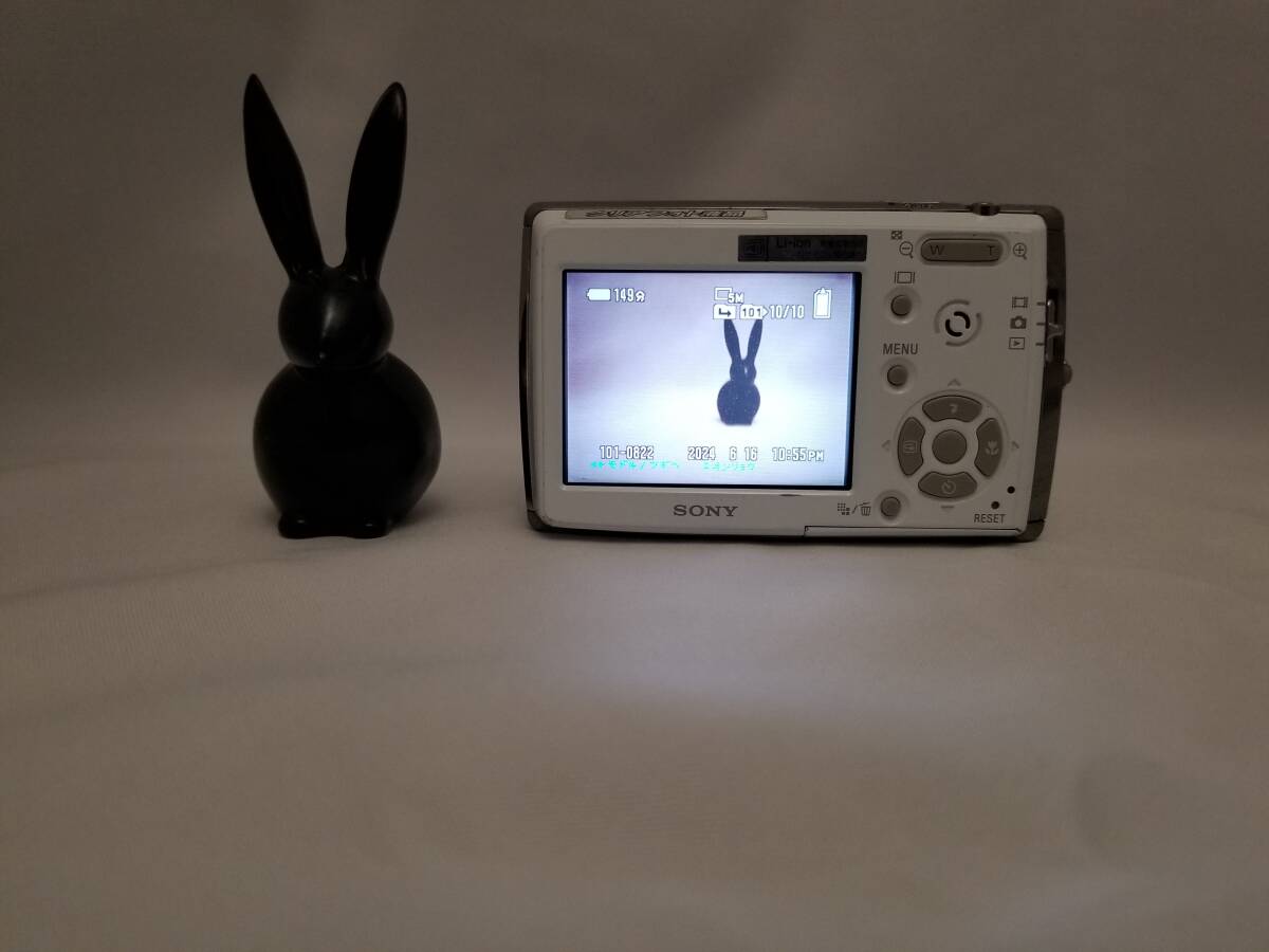 ソニー SONY Cyber-Shot DSC-T33(ホワイト)、バッテリー3個、その他充電台等_3