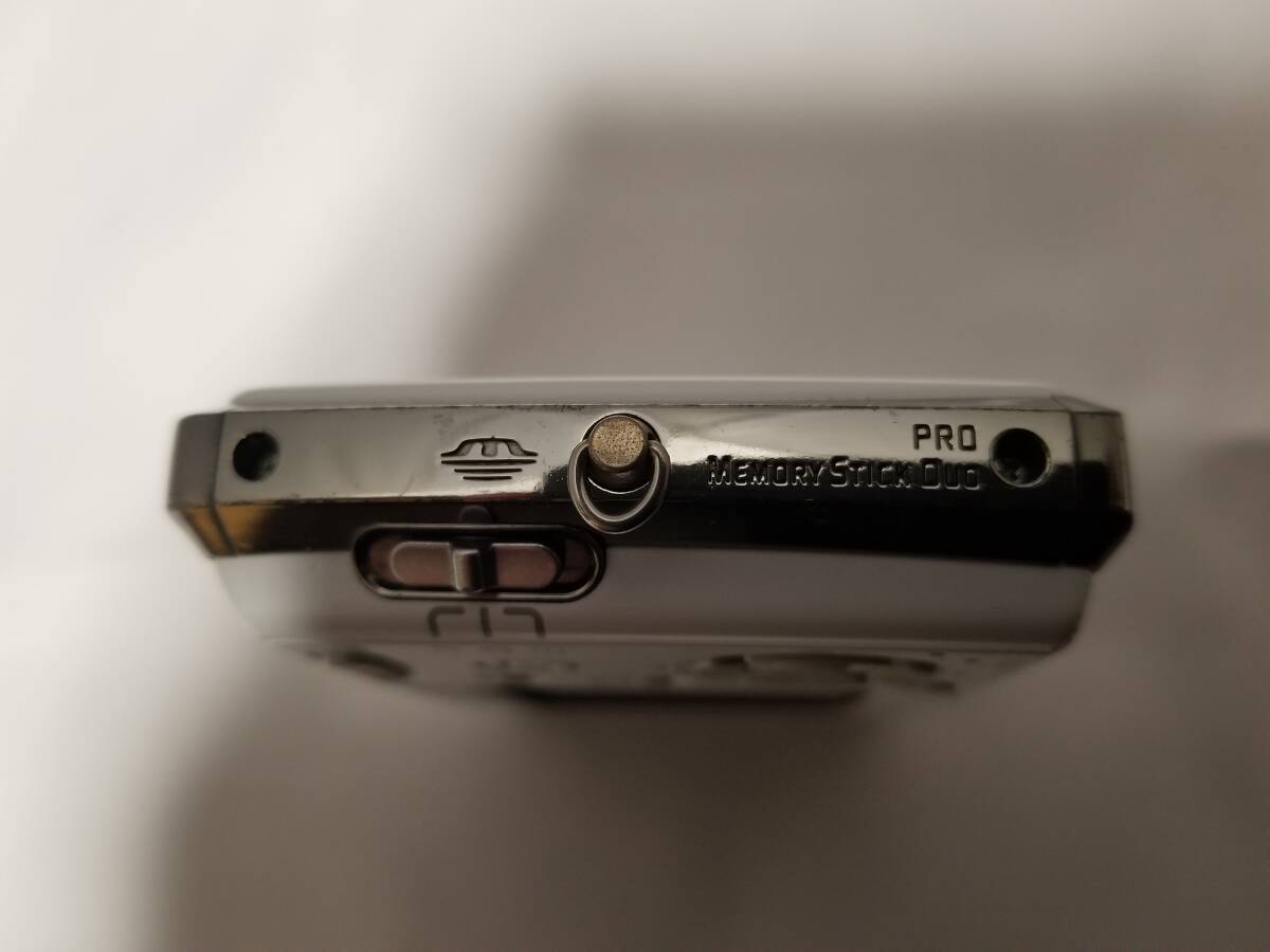 ソニー SONY Cyber-Shot DSC-T33(ホワイト)、バッテリー3個、その他充電台等_9