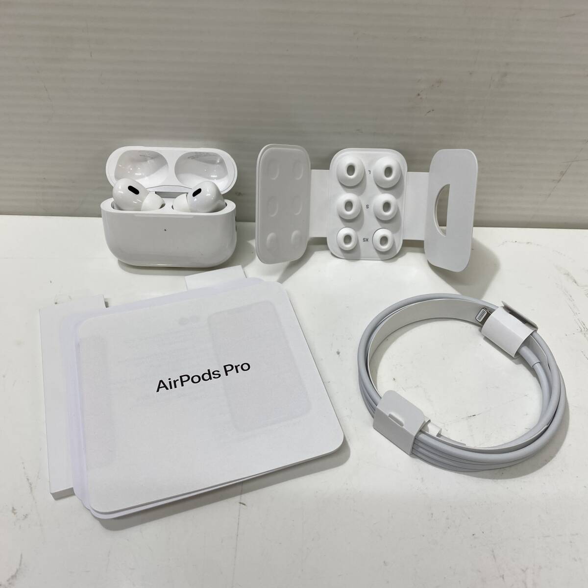 Apple AirPods Pro 第2世代 本体 300円オークション商品 Apple AirPods Pro 第2世代 MTJV3J/A ワイヤレスイヤホン アップル