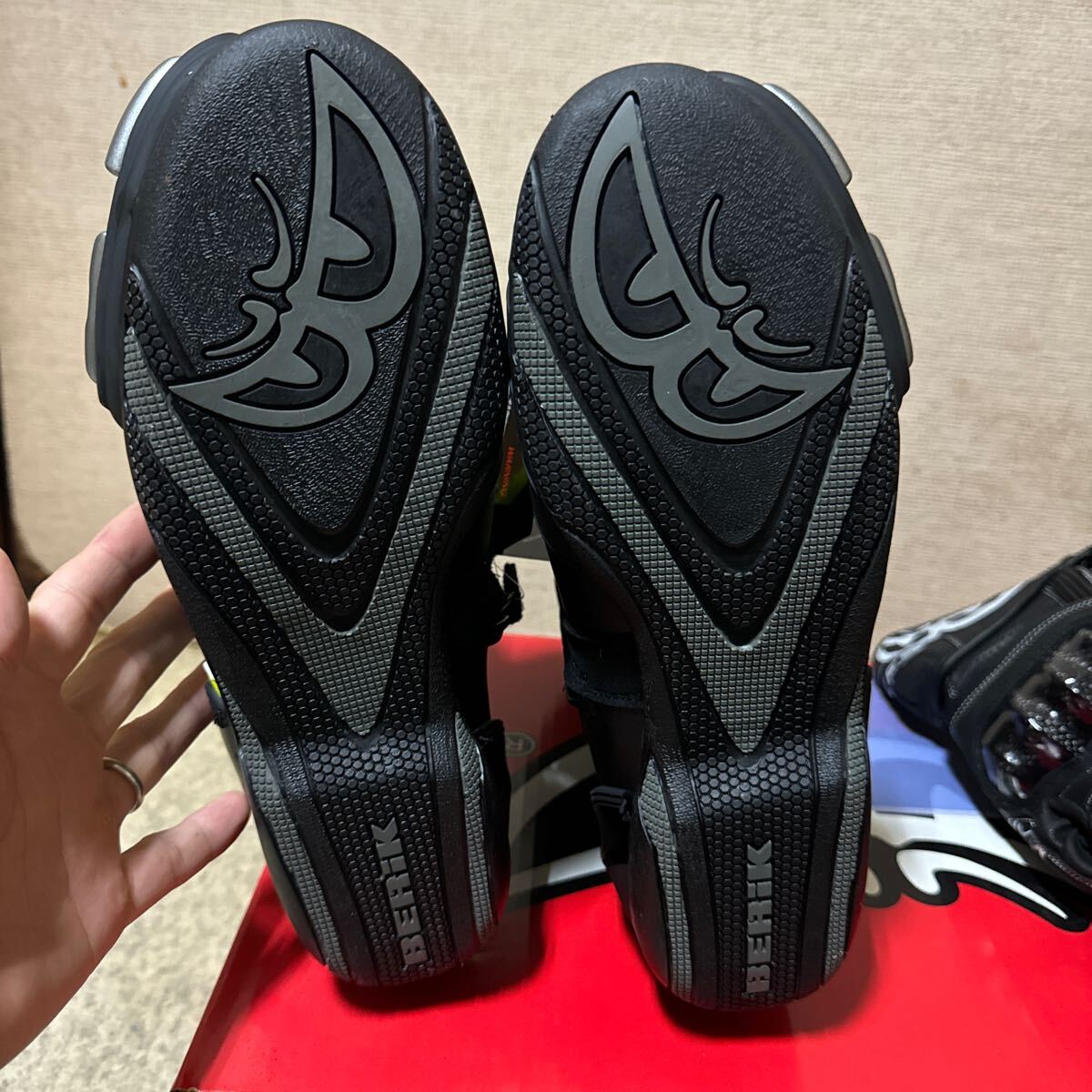 【新品まとめ売り】 BERIK レザー レーシングスーツ MFJ公認 ベリック 革ツナギ レーシングブーツ グローブ レース用 レーシンググローブ_9