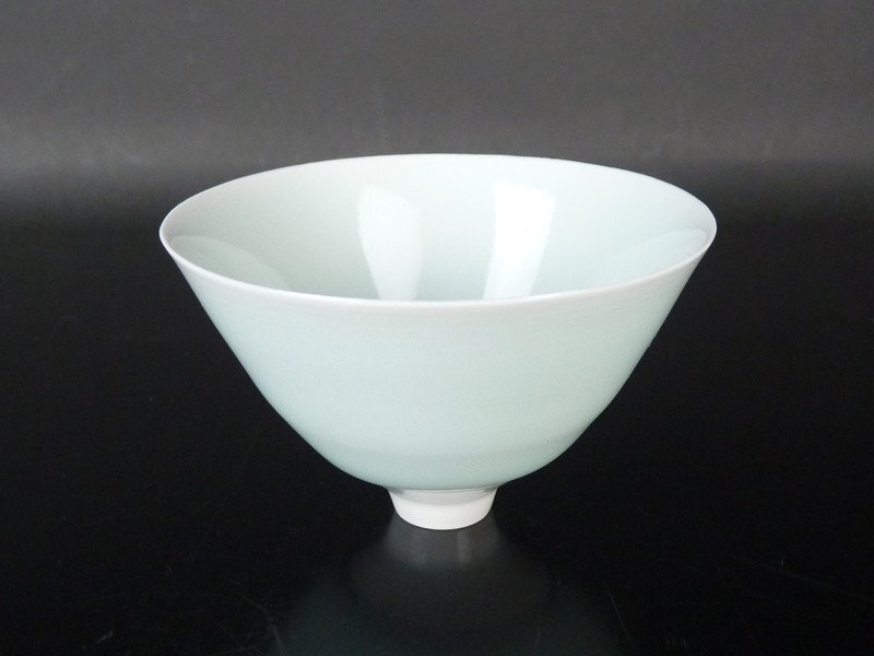 陶印あり　青磁　盃　ぐい呑　酒器　酒杯　貫入　箱なし 都屋】14 深見陶治 作「青白磁 ぐい呑」共箱 高さ 約4.5cm 幅 約7cm