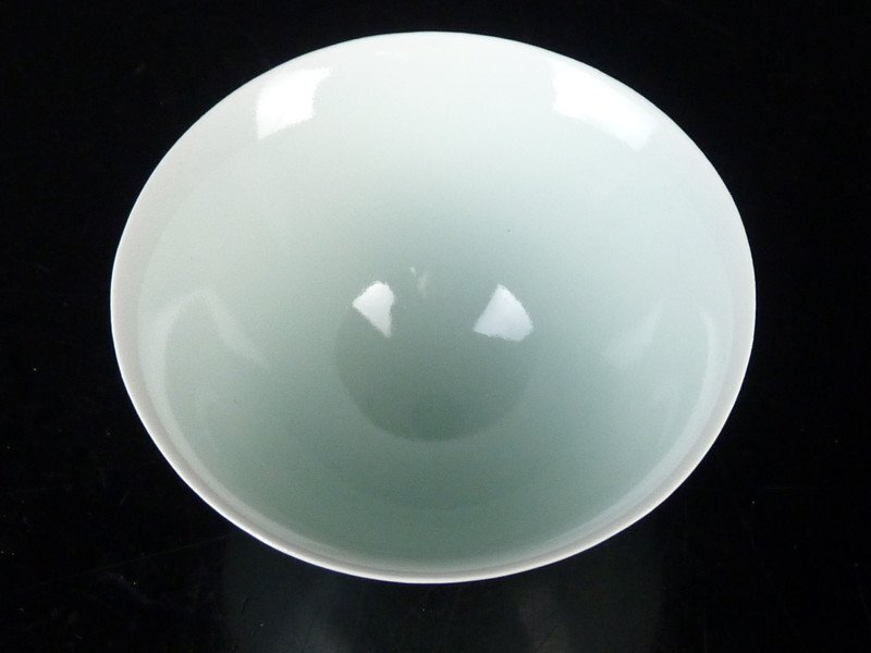 都屋】14 深見陶治 作「青白磁 ぐい呑」共箱 高さ 約4.5cm 幅 約7cm
