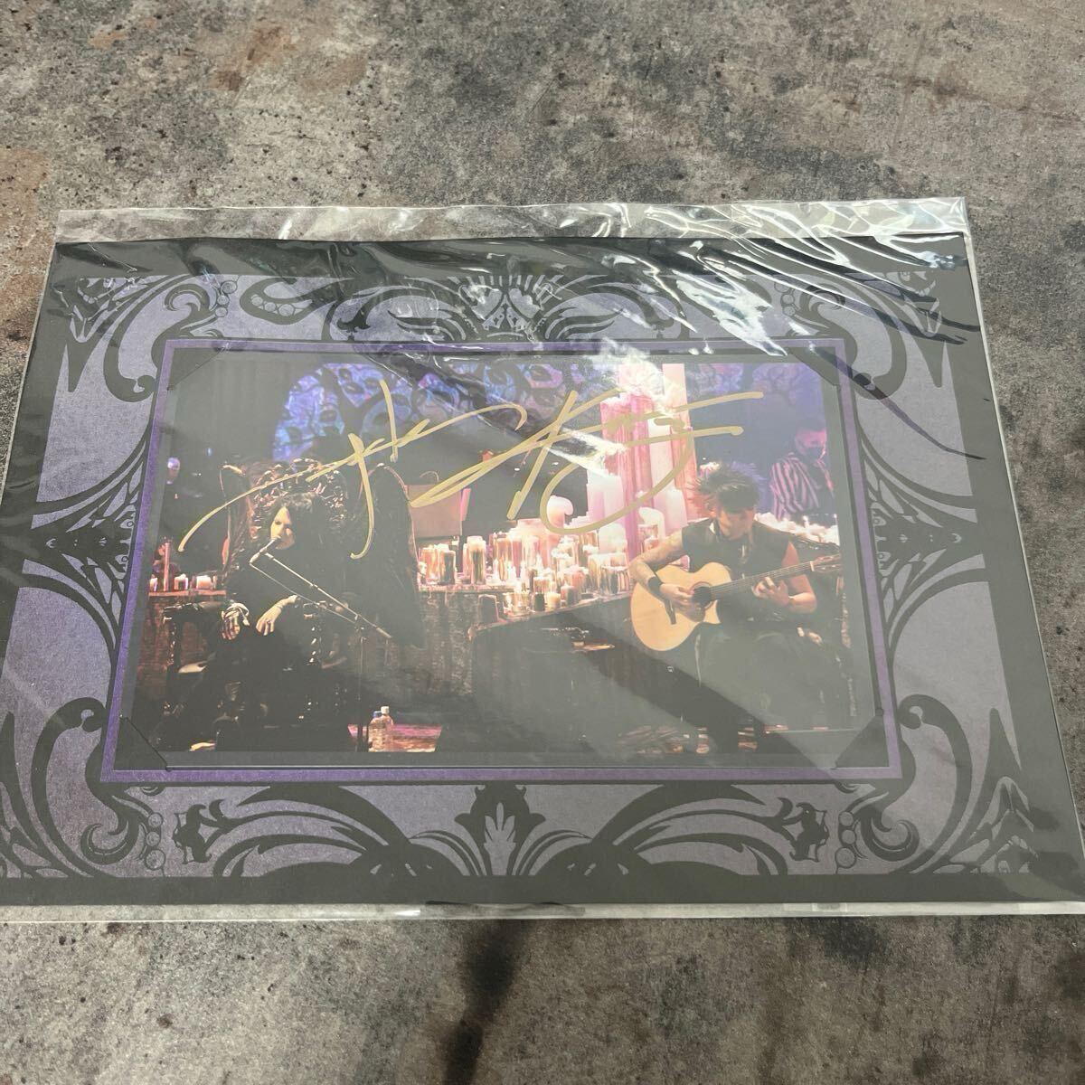 直筆サイン入り VAMPS HYDEとK.A.ZからなるVAMPSのインタビューカット