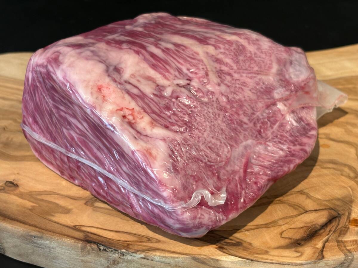 【即決】鹿児島県産 黒毛和牛イチボブロック 660g 切るだけスペック 人気希少部位 贅沢ステーキ 焼肉 ローストビーフ 安心現品画像 W0966 黒毛和牛 特選!スペシャルカット!鹿児島県産黒毛和牛イチボ|業務用食材卸売 イチボ プレミアムA5鹿児島県産黒毛和牛 WASO厳選 暫定