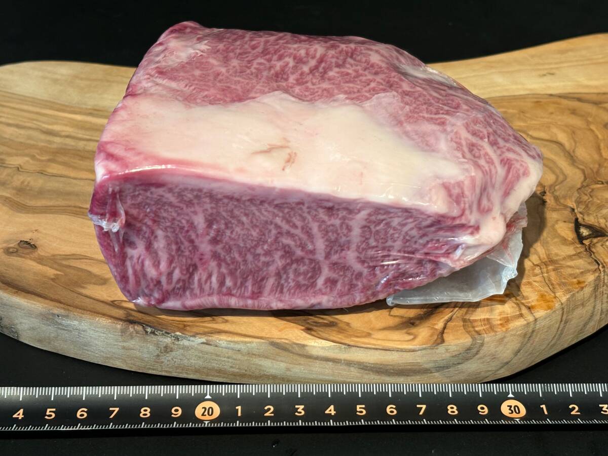 【即決】鹿児島県産 黒毛和牛イチボブロック 660g 切るだけスペック 人気希少部位 贅沢ステーキ 焼肉 ローストビーフ 安心現品画像 W0966 黒毛和牛 特選!スペシャルカット!鹿児島県産黒毛和牛イチボ|業務用食材卸売 イチボ プレミアムA5鹿児島県産黒毛和牛 WASO厳選 暫定