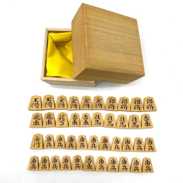 将棋駒 山上作 水無瀬 黄楊 将棋駒 シャム黄楊上彫 山上作 | 前川榧碁盤店