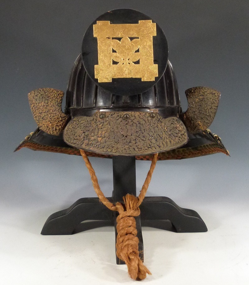 真鍮製 前立て 幅 鉄錆地叩き漆塗二枚鎧胴 江戸期 VP》鎧部品 《VP》鎧部品 江戸期 鉄地黒漆叩き塗二十六間筋加賀兜 前立て付 武具 甲冑