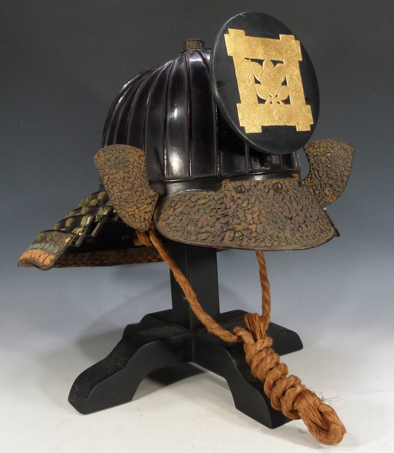 真鍮製 前立て 幅 鉄錆地叩き漆塗二枚鎧胴 江戸期 VP》鎧部品 《VP》鎧部品 江戸期 鉄地黒漆叩き塗二十六間筋加賀兜 前立て付 武具 甲冑