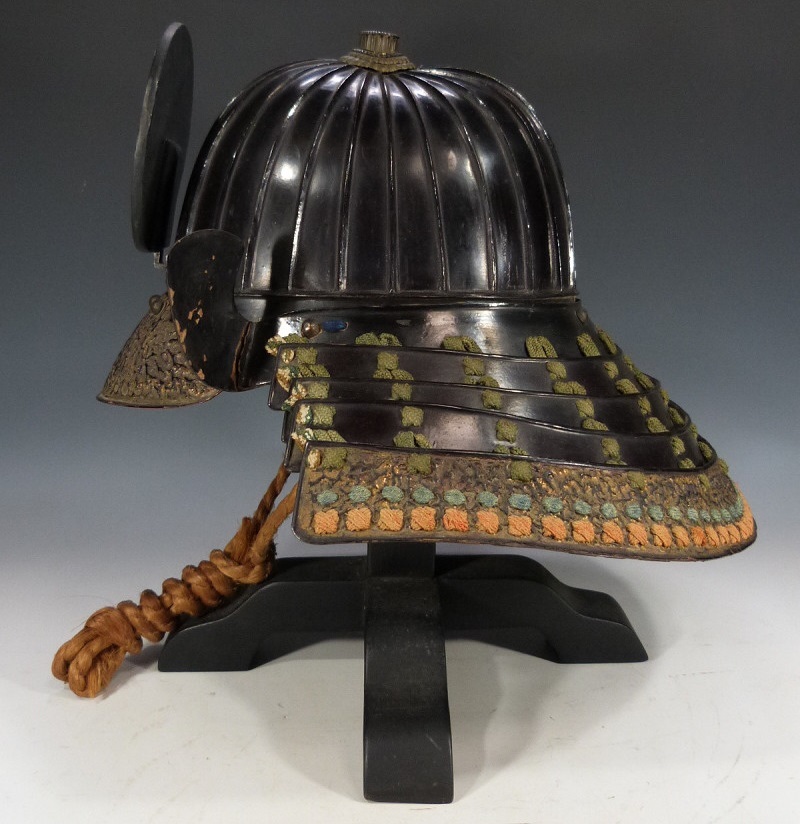 真鍮製 前立て 幅 鉄錆地叩き漆塗二枚鎧胴 江戸期 VP》鎧部品 《VP》鎧部品 江戸期 鉄地黒漆叩き塗二十六間筋加賀兜 前立て付 武具 甲冑