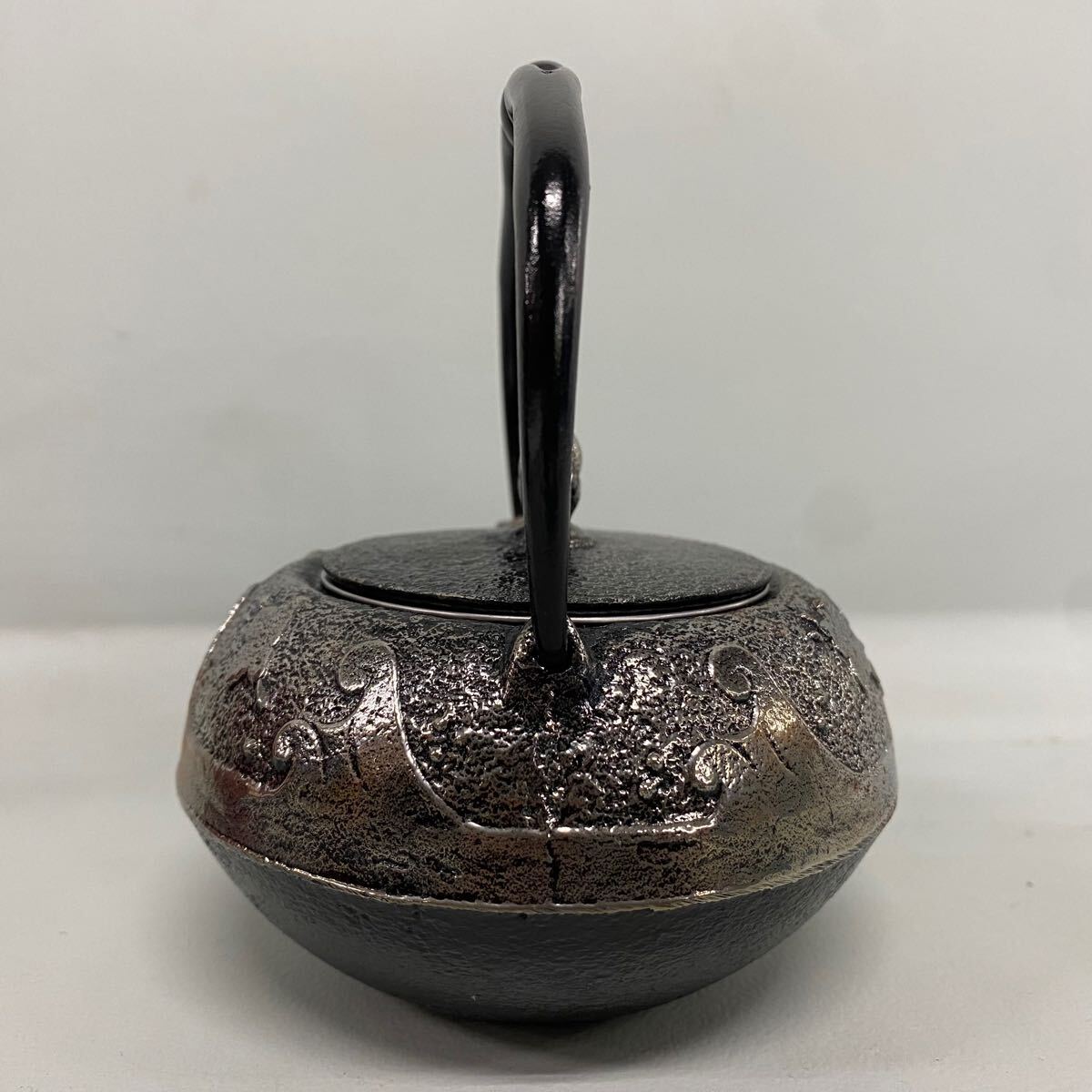 Y□未使用□ 南部鉄器 照光堂 砂鉄急須鉄瓶 波千鳥 燻銀 箱 栞付き 