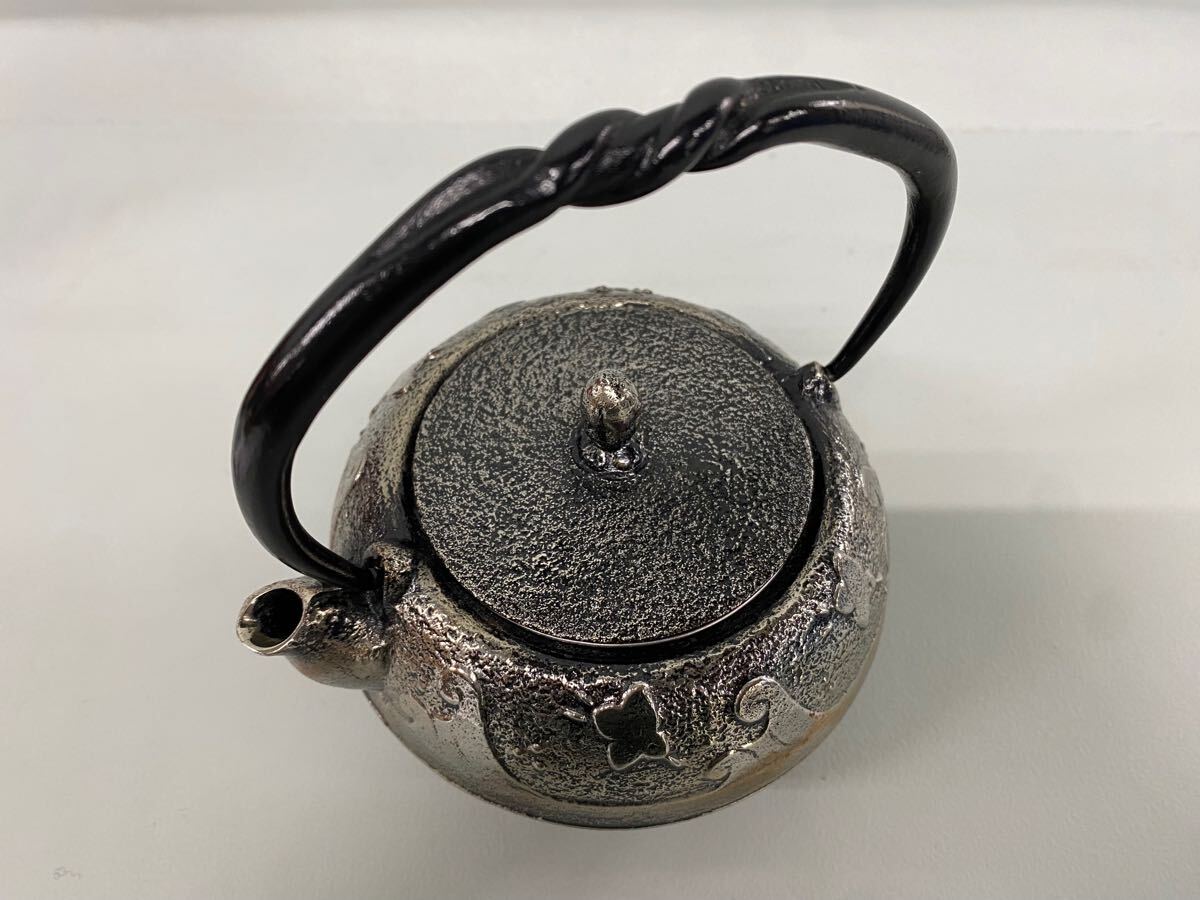 Y□未使用□ 南部鉄器 照光堂 砂鉄急須鉄瓶 波千鳥 燻銀 箱 栞付き 