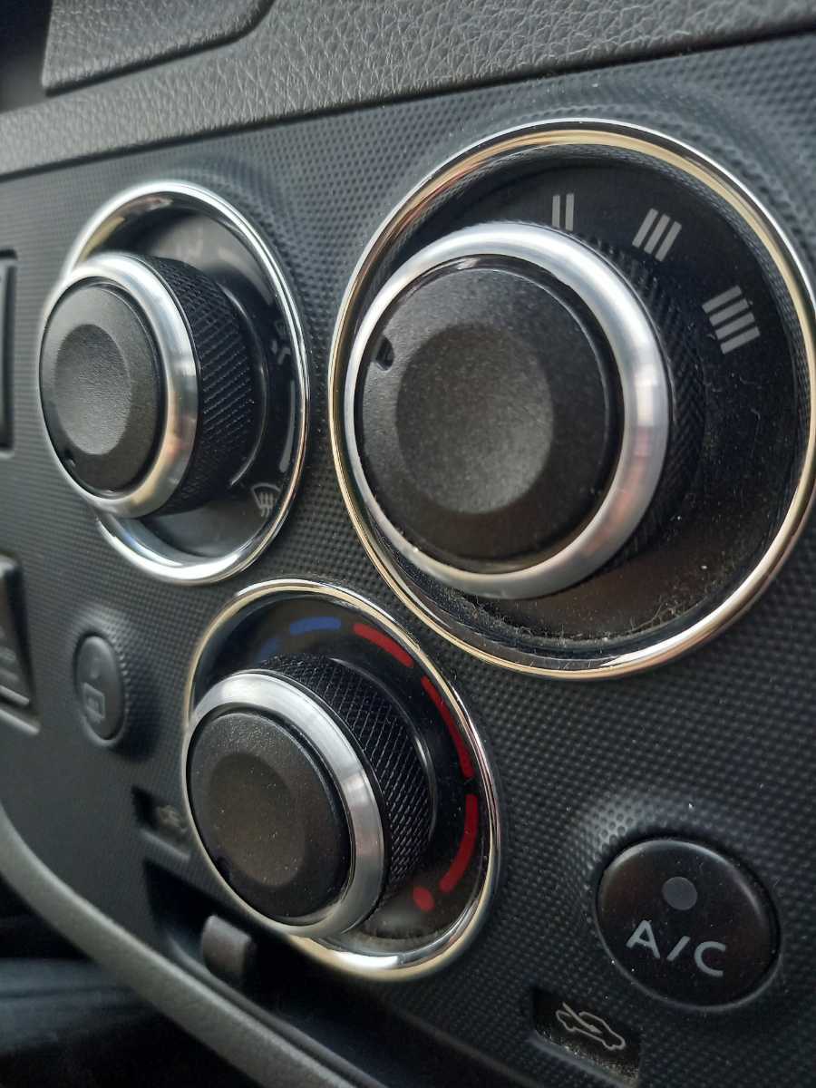 NV350キャラバン 　エアコンダイヤル_6