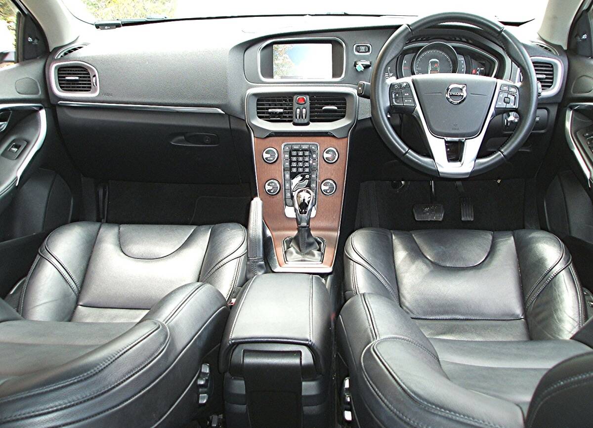 艶美車＆D-TB！良燃費21km、2.0 D4インスク、検R8年10月、8速AT、黒革、LED、ナビ＆TV＆Bカメラ、快調＆禁煙＆買得車_6