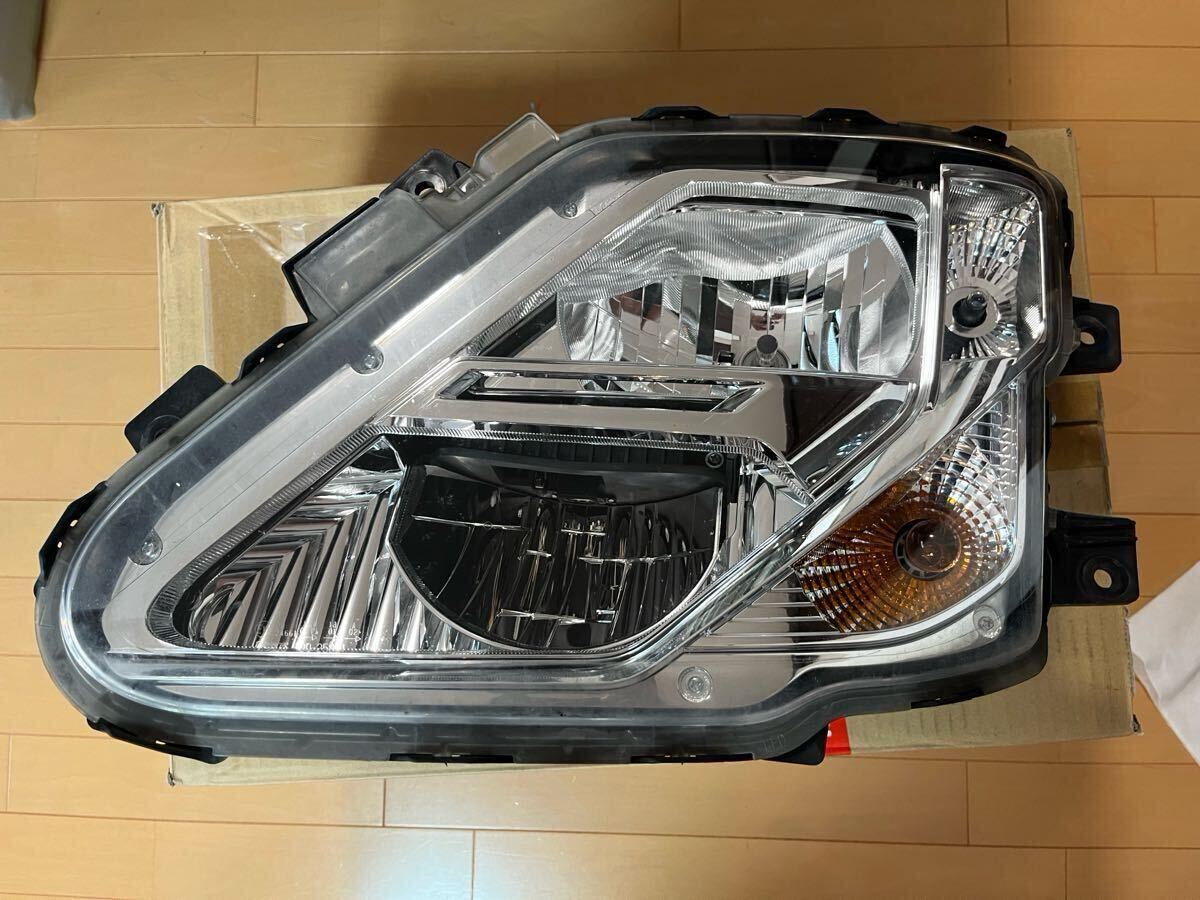 UDトラックス クオン 左 助手席 LEDヘッドライトKOITO 100-25801 52846-32784 破損なし_1