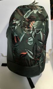 新品未使用♪♪QUECHUA (ケシュア) 軽量 リュックサック 10L 迷彩柄