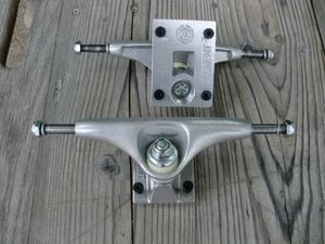 【ELEMENT】コンプリートのバラ売品　 TRUCK LOW 5.25 スケートボード トラック 2個セッ