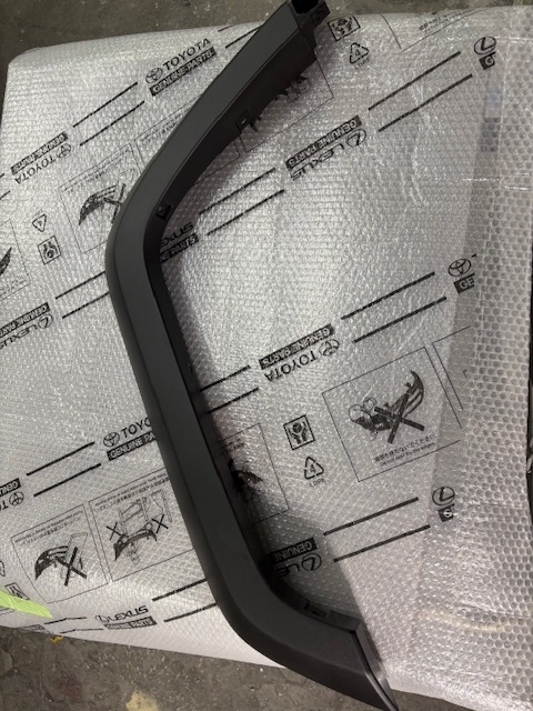 左側フェンダーモールの値段と価格推移は？｜9件の売買データから左側