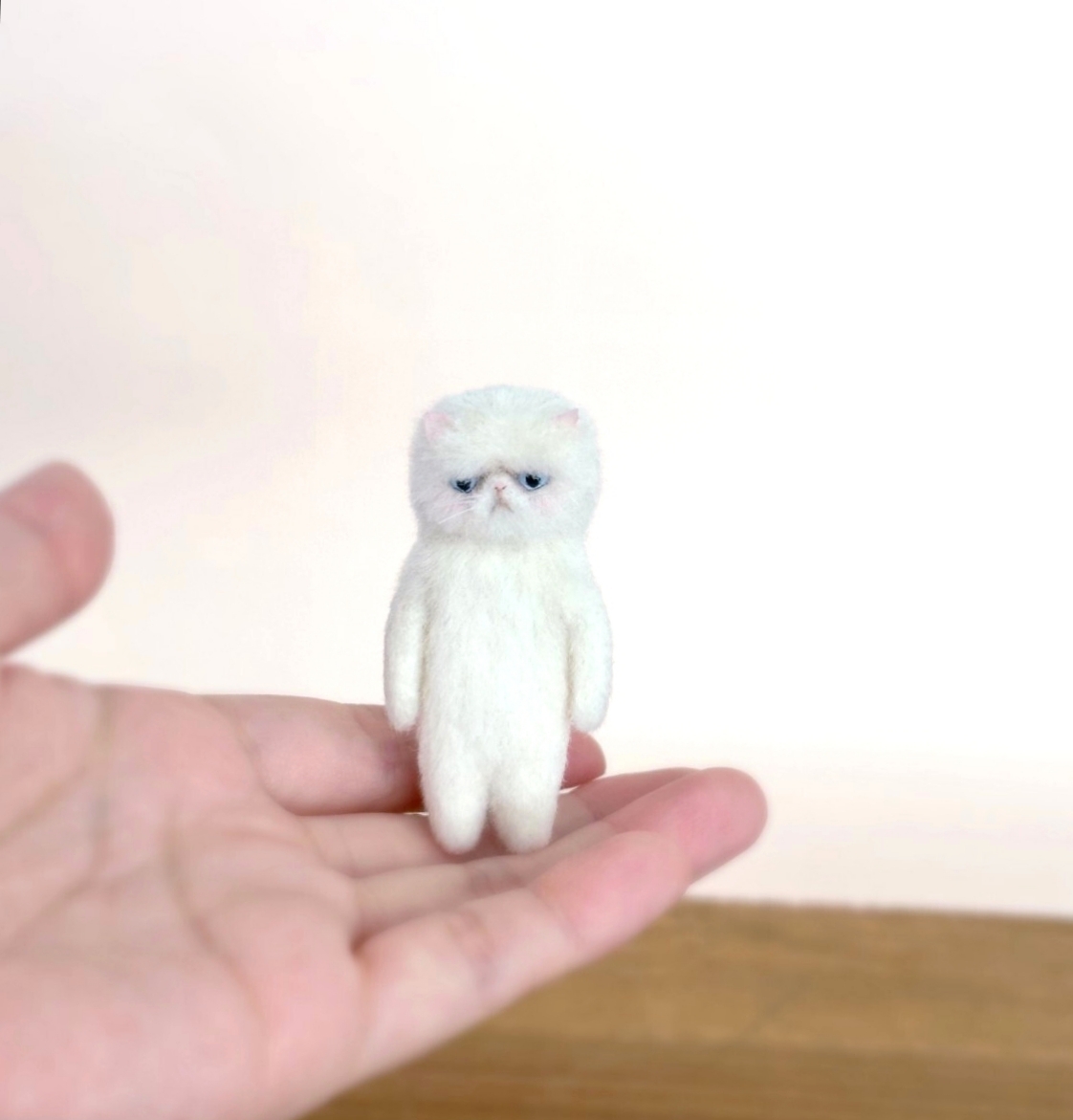 nenne. 白猫 エキゾチックショートヘア 羊毛フェルト ミニチュア cat