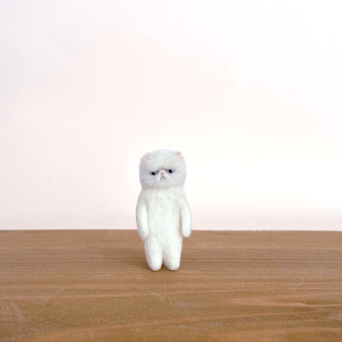 nenne. 白猫 エキゾチックショートヘア 羊毛フェルト ミニチュア cat