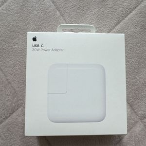 未開封新品　　30W USB-C電源アダプタ Apple純正　MW2G3AM/A