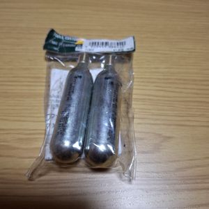 即決！ CO2ボンベ 2本　パンク修理　携帯用　