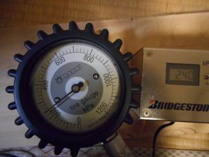 タイヤゲージ　エアゲージ　ゲージボタル　AG-8012　1200kPa（中古）校正(調整)済みで正