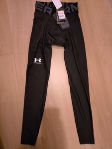 アンダーアーマー　Sサイズ　黒　　コンプレッションタイツ　レギングス　1361586　スパ