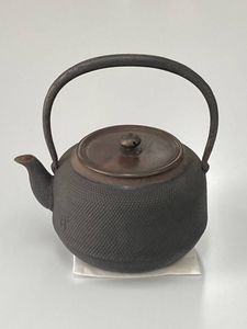 南部鉄器 勝清堂 鉄瓶 全高27cm 口径12cm 煎茶道具 茶道 鉄製 鋳物 時代物 骨董 アンティーク  札幌市 白石区 東札幌 楽天市場】南部鉄器 壱鋳堂（ ITCHU-DO ）鉄瓶 刷毛目 1L ( 黒 / さび