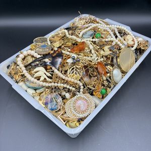 メッキアクセサリー　ネックレス ブローチ などまとめ売り 約2キロ メッキアクセサリーまとめのYahoo!オークション(旧ヤフオク!)の相場
