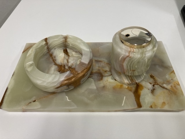 大理石灰皿の値段と価格推移は？｜1件の売買データから大理石灰皿の