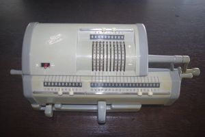 手回し式計算機の値段と価格推移は？｜3件の売買データから手回し式