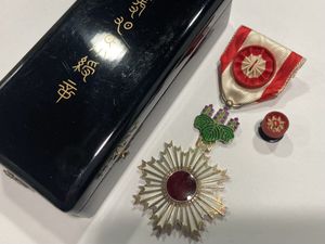 勲四等旭日小綬章の値段と価格推移は？｜16件の売買データから勲四等