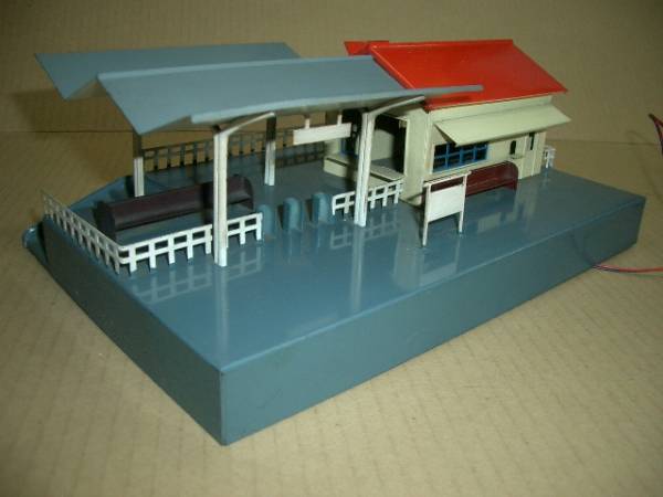 エンドウ商店の古い金属製 駅