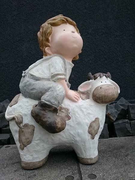ガーデンオブジェ　牛に乗る男の子　約50X31X62cm　未使用1206