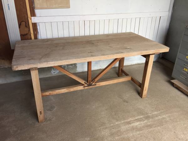 重厚な無垢材作業台