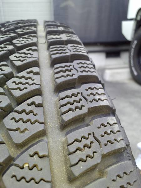 バリ山！！スタッドレスタイヤ☆YOKOHAMA☆215/80R15☆6穴☆ バリ山 