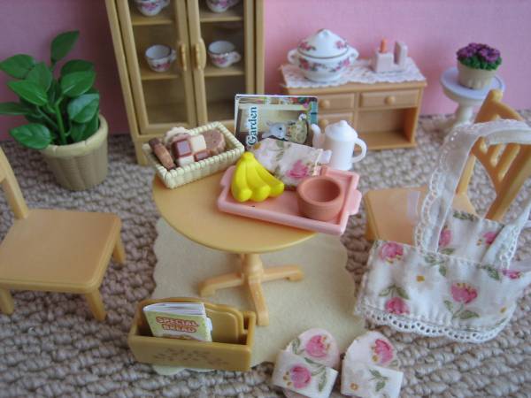 シルバニアファミリー【キャビネット花柄の小物セット】家具