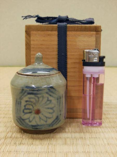 初期伊万里 文化遺産オンライン 青磁草花文水指 掌（てのひら）の骨董