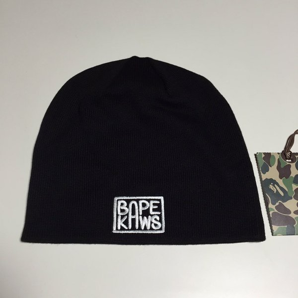 A BATHING APE KAWS ビーニー　ニット帽　エイプ　カウズ 新品 BAPE x KAWS beanie 黒 ニットキャップ bathing ape エイプ