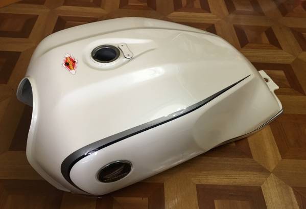 CB1100 SC65純正ガソリンタンク モール付 美品！ 【公式通販】