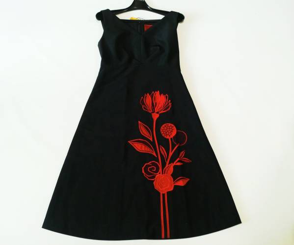 85320円シビラ　バラ刺繍ノースリーブフォーマルワンピースM黒