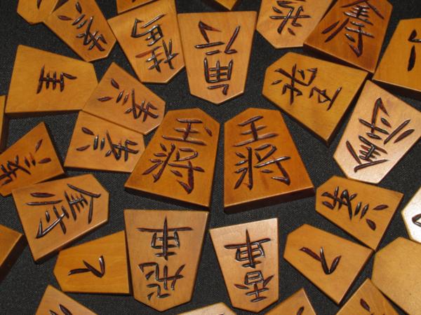 高品質，安い】 △初代竹風作島黄楊彫将棋駒△桐製