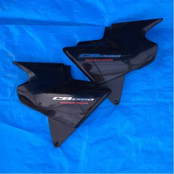ホンダ CB1300SF サイドカバー 純正品