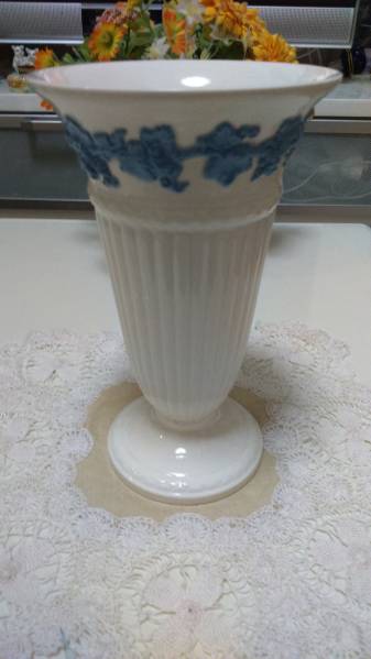 ウェッジウッド　クイーンズ　ウエアー　花瓶　高さ１７㎝