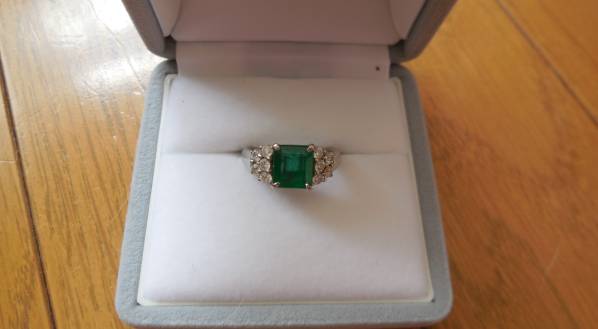 ◆エメラルドリング●エメラルド１，４８７・ダイヤ・プラチナ