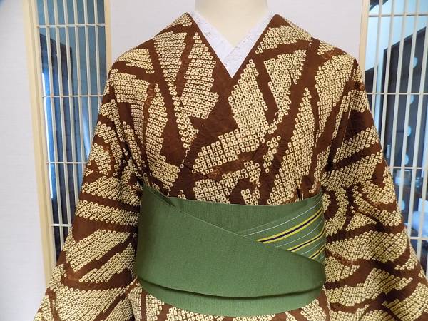 【風椿】浴衣 有松鳴海絞り 茶色地にモダン柄 仕付け付 美品