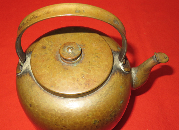 ◇[茶禅]茶道具 水次・水注「鎚起銅器 時代鎚目薬缶」口蓋付 水次（水